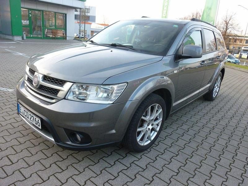 Grau Gebraucht 2011 Fiat Freemont Urban SUV | 4.985 € (Fairer Preis) - Bild 1/4