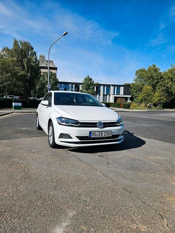 Weiß Gebraucht 2018 VW Polo Highline Kleinwagen | 11.000 € (Guter Preis) - Bild 1/4