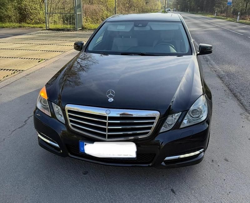 Schwarz Gebraucht 2010 Mercedes E200 Avantgarde Limousine | 10.500 € (Etwas zu teuer) - Bild 1/4