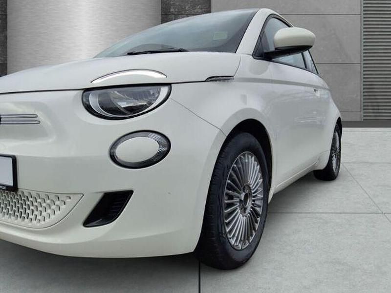 Gebraucht Fiat 500e Basis 86 kW (118 PS) 2023 Arktis weiß Kleinwagen