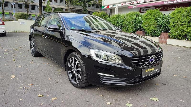 Onyx black (metallic) Gebraucht 2018 Volvo V60 Linje Svart Kombi | 18.950 € (Fairer Preis) - Bild 1/4