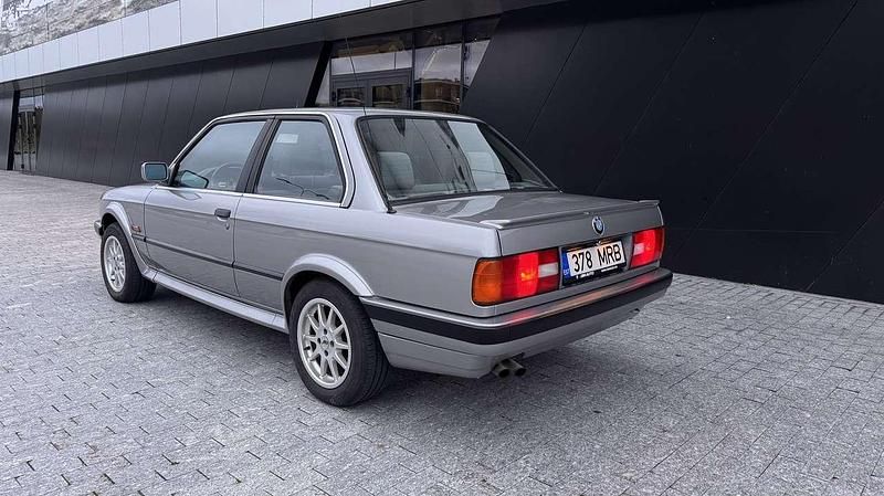Gebraucht BMW 325 170 PS (125 kW) 1990 Grau Limousine