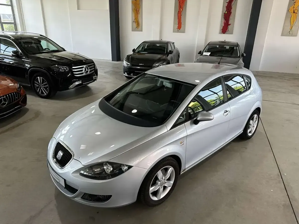 Używany Seat Leon Reference 125 KM (91 kW) 2009 Szary Hatchback