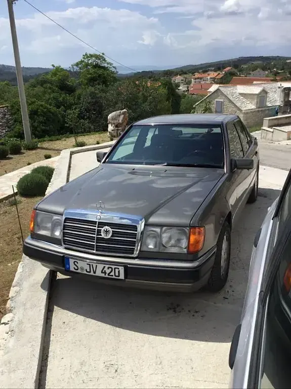 Gebraucht Mercedes E400 279 PS (205 kW) 1992 Braun Limousine