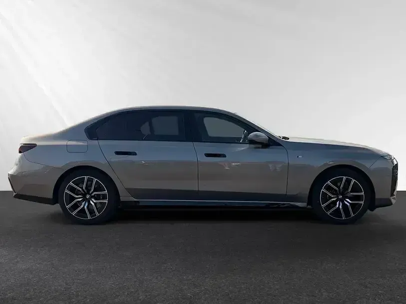 Gebraucht BMW 750e M Sport 489 PS (359 kW) 2024 Oxidgrau ii metallic Limousine