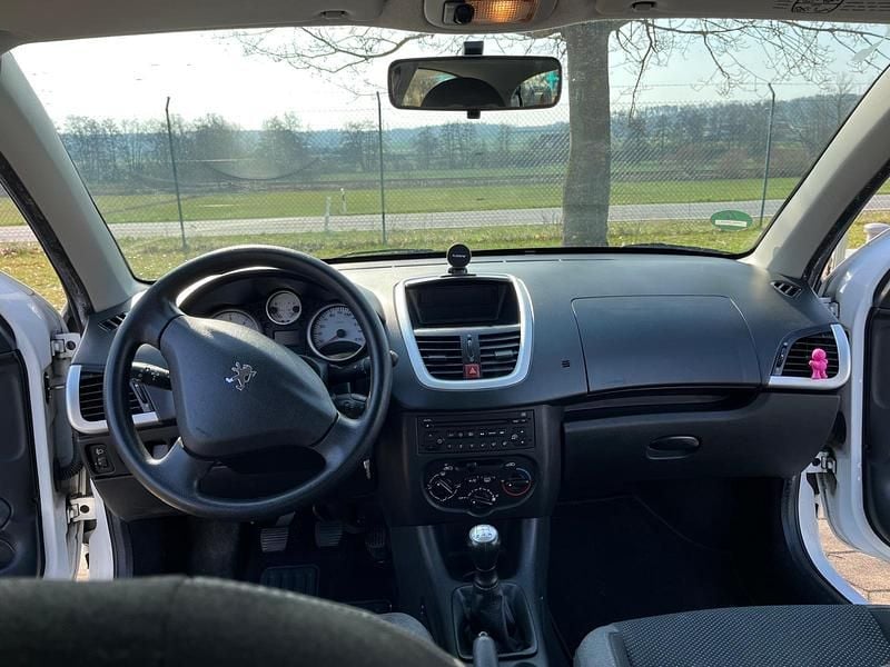 Gebraucht Peugeot 206 68 PS (50 kW) 2009 Weiß Kleinwagen