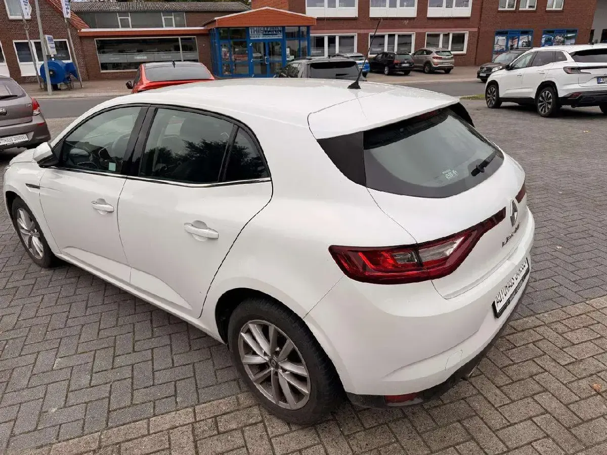 Gebraucht Renault Mégane Intens 131 PS (96 kW) 2017 Weiss "nacre" Limousine