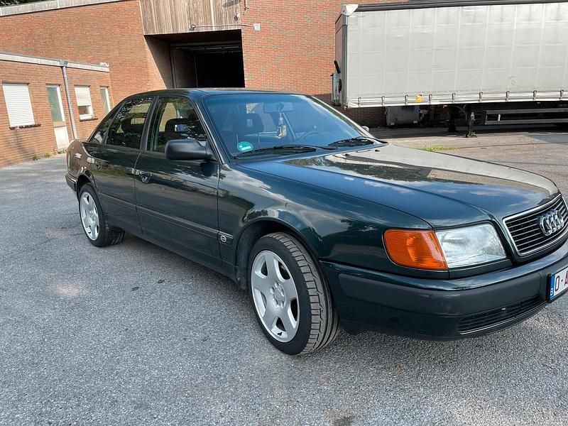 Grün Gebraucht 1993 Audi 100 Limousine | 10.500 € - Bild 1/4