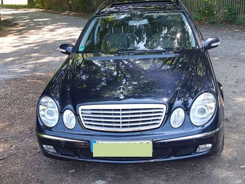 Blau Gebraucht 2005 Mercedes E320 Avantgarde Kombi | 5.900 € (Fairer Preis) - Bild 1/4