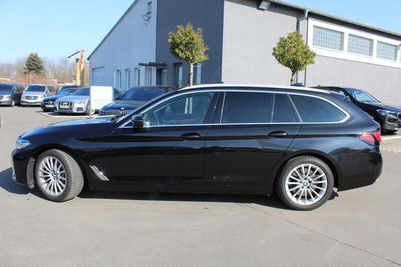 Black sapphire metallic Gebraucht 2020 BMW 530 Luxury Line Kombi | 33.480 € (Fairer Preis) - Bild 1/4