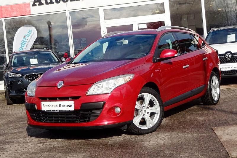 Gebraucht Renault Mégane III Dynamique 110 PS (80 kW) 2010 Rot Limousine