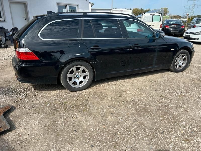 Gebraucht BMW 525 197 PS (144 kW) 2008 Schwarz Kombi