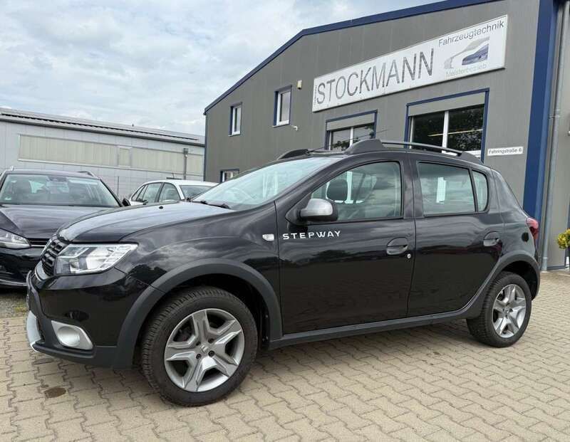 Perlmuttschwarz Gebraucht 2017 Dacia Sandero Prestige Kleinwagen | 6.890 € (Guter Preis) - Bild 1/4