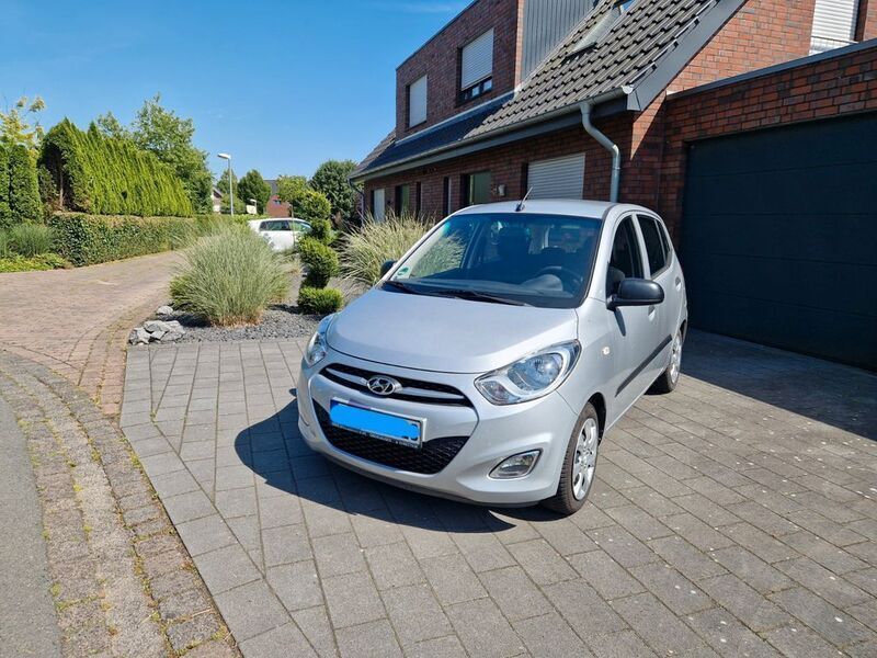 Silber Gebraucht 2011 Hyundai i10 Style Kleinwagen | 4.199 € (Fairer Preis) - Bild 1/4