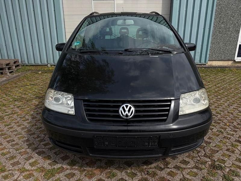Second-hand VW Sharan 116 CP (85 kW) 2002 Negru Monovolum
