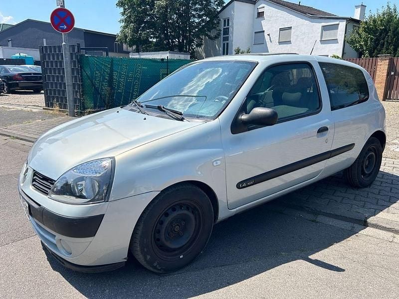 Silber Gebraucht 2004 Renault Clio II Limousine | 1.990 € - Bild 1/4