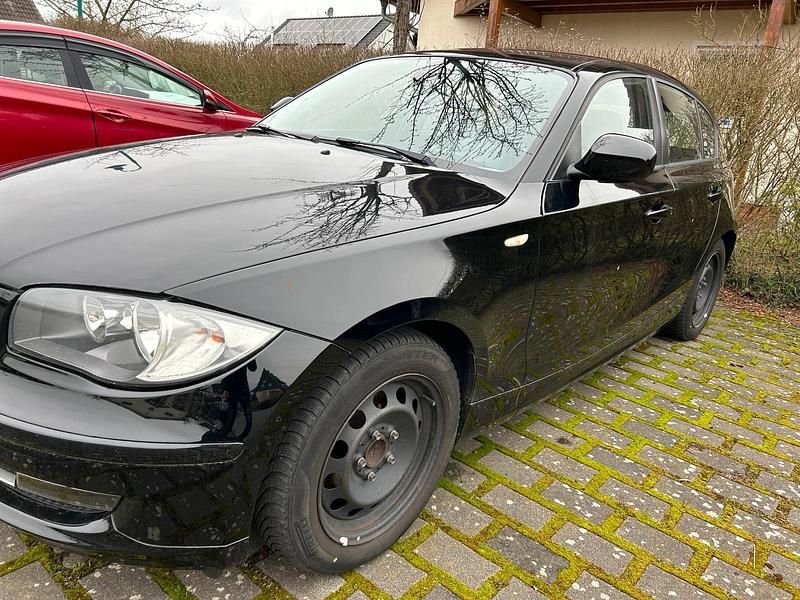 Gebraucht BMW 116 122 PS (89 kW) 2010 Schwarz Kleinwagen