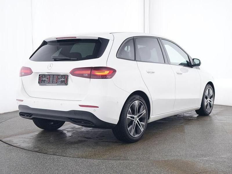 Gebraucht Mercedes B200 Advanced 163 PS (119 kW) 2024 Unilack polarweiss Van / Kleinbus