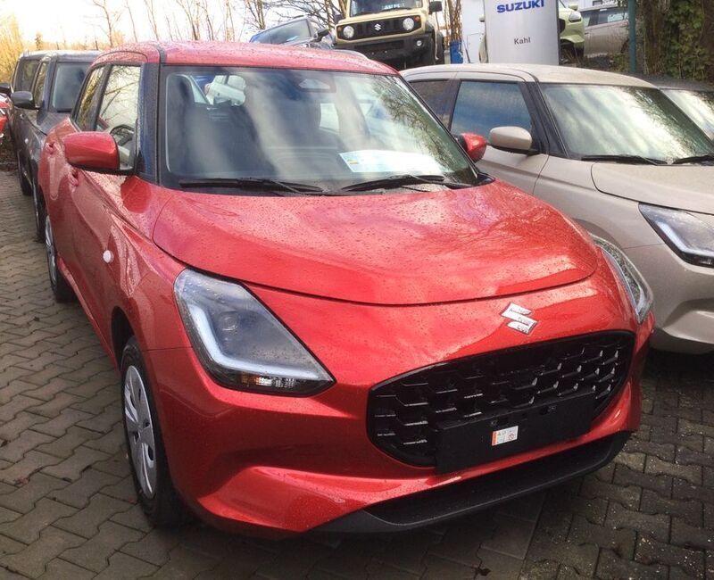 Rot Neu 2025 Suzuki Swift Club Limousine | 18.800 € - Bild 1/2