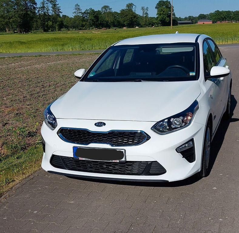 Weiß Gebraucht 2018 Kia Ceed Edition 7 Limousine | 11.000 € (Guter Preis) - Bild 1/4