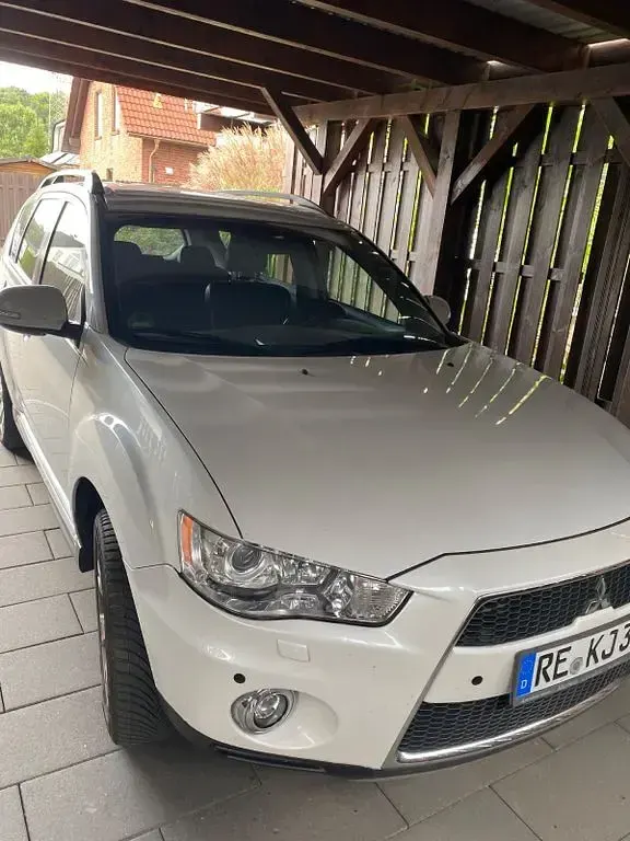 Gebraucht Mitsubishi Outlander Edition 147 PS (108 kW) 2011 Weiß SUV