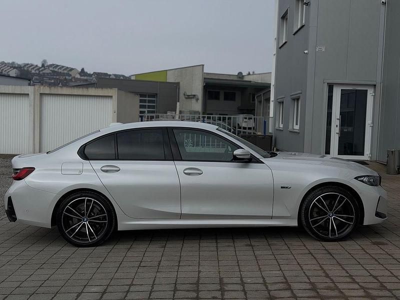 Gebraucht BMW 330e Shadowline 292 PS (214 kW) 2022 Mineralweiss Limousine