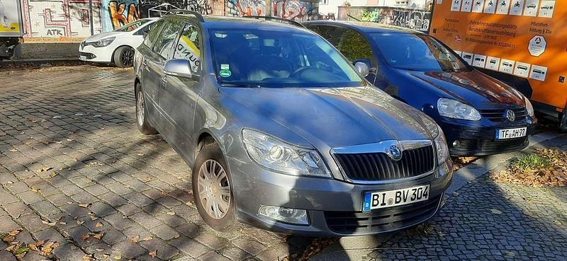 Grau Gebraucht 2012 Skoda Octavia Ambition Kombi | 5.500 € (Superpreis) - Bild 1/4
