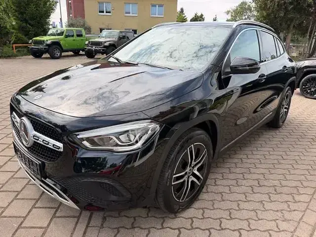Gebraucht Mercedes GLA200 Progressive 163 PS (119 kW) 2020 Schwarz SUV