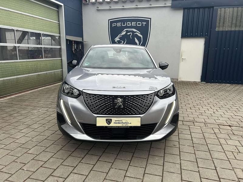 Gebraucht Peugeot e-2008 Active 100 kW (136 PS) 2023 Artense silber metallic SUV