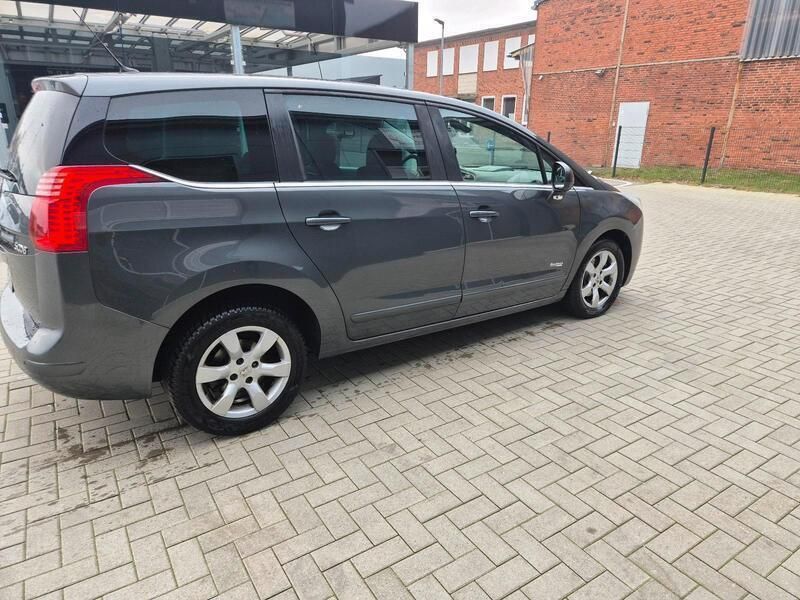 Grau Gebraucht 2013 Peugeot 5008 Van / Kleinbus | 7.700 € - Bild 1/4