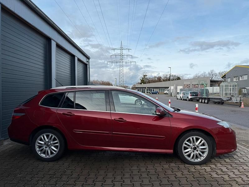 Gebraucht Renault Laguna GrandTour Initiale 150 PS (110 kW) 2010 Rot Kombi