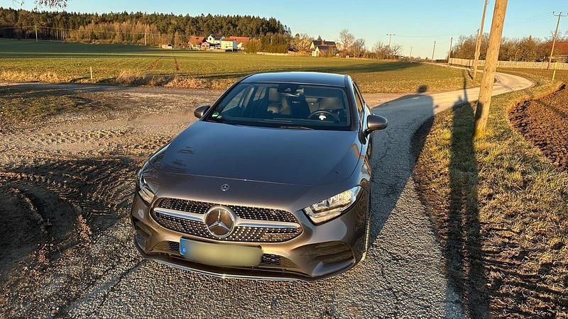 Grau Gebraucht 2019 Mercedes A200 AMG line Limousine | 22.400 € (Fairer Preis) - Bild 1/4
