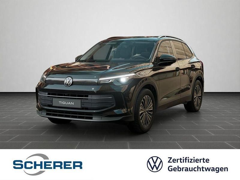 Deep black perleffekt (metallic) Gebraucht 2024 VW Tiguan Life SUV | 33.360 € (Fairer Preis) - Bild 1/4
