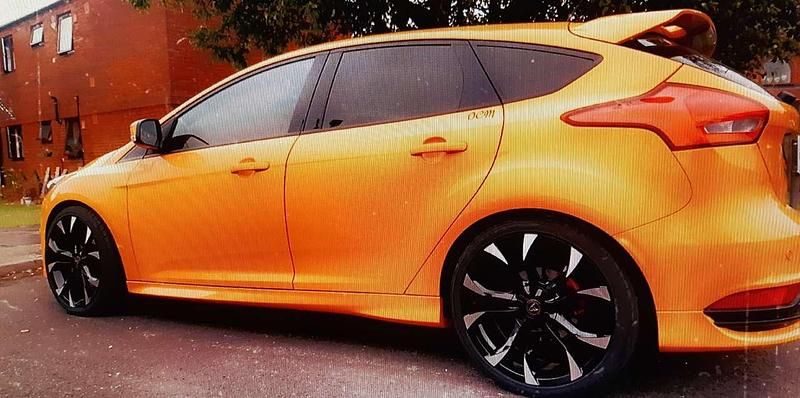 Gebraucht Ford Focus Trend 95 PS (69 kW) 2015 Orange Limousine
