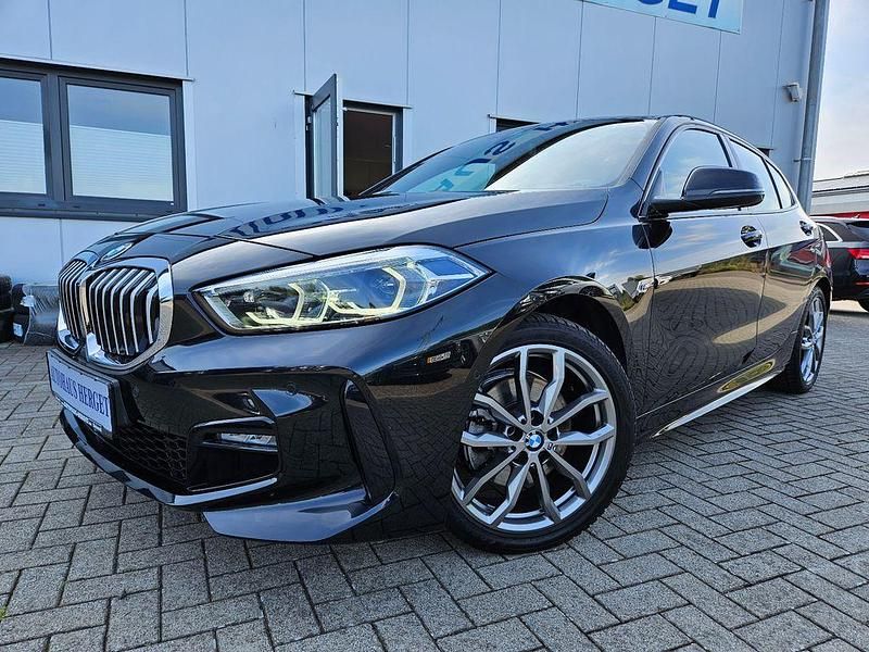 Black sapphire metallic Gebraucht 2024 BMW 118 M Sport Kleinwagen | 27.990 € (Fairer Preis) - Bild 1/4