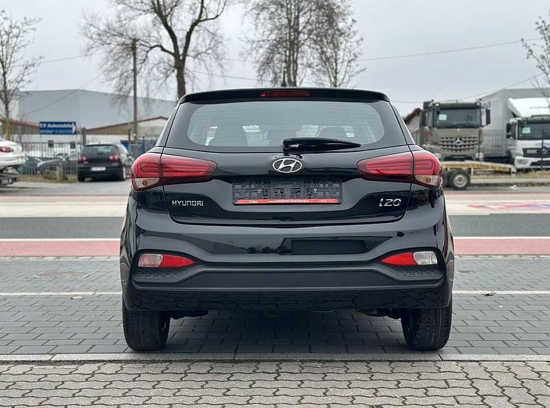 Gebraucht Hyundai i20 Select 75 PS (55 kW) 2020 Schwarz Kleinwagen