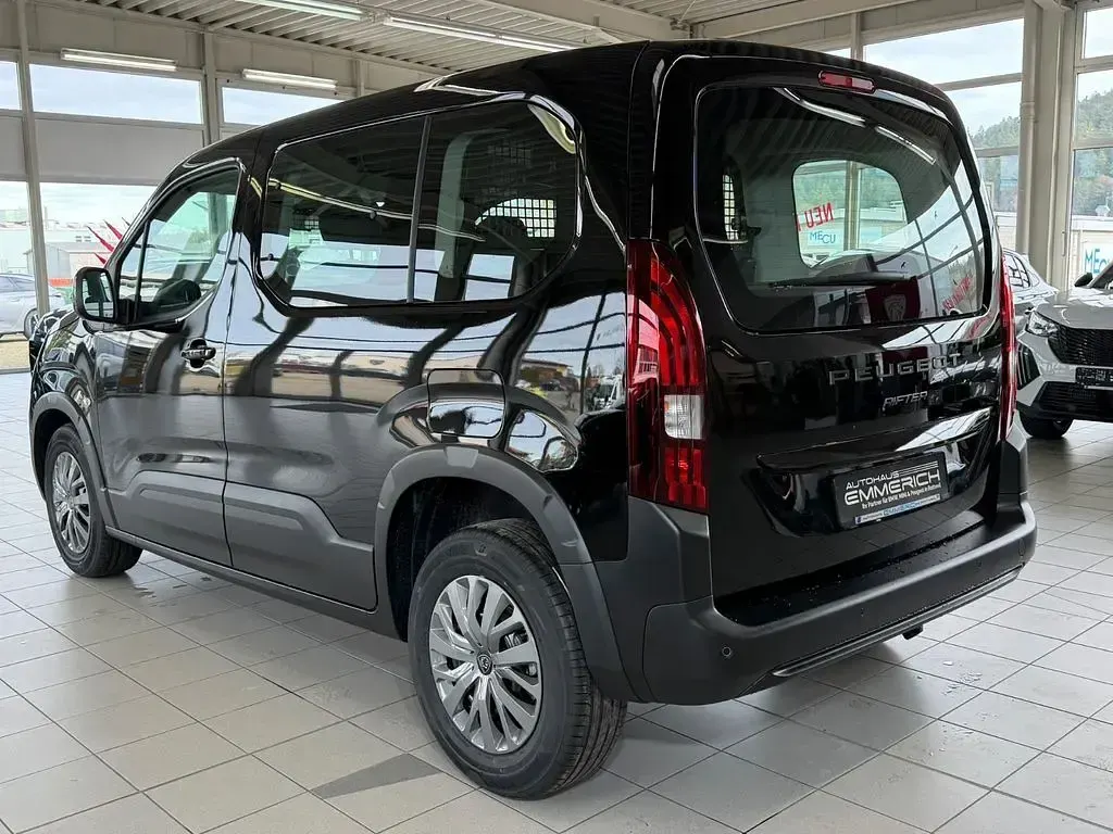 Neu Peugeot Rifter Allure 102 PS (75 kW) 2026 Schwarz Van / Kleinbus
