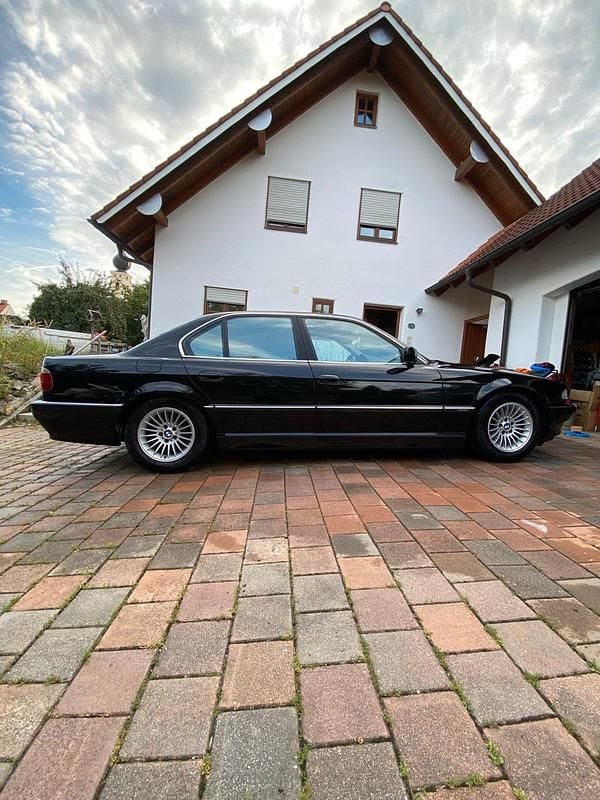 Second-hand BMW 730 192 CP (141 kW) 2001 Negru Berlinǎ