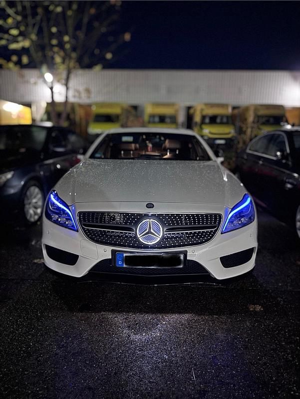 Weiß Gebraucht 2015 Mercedes CLS350 AMG line Limousine | 23.000 € (Etwas zu teuer) - Bild 1/4