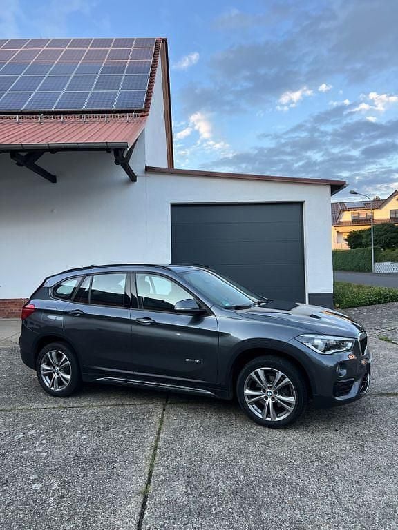 Grau Gebraucht 2017 BMW X1 Sport Line SUV | 17.999 € (Fairer Preis) - Bild 1/4