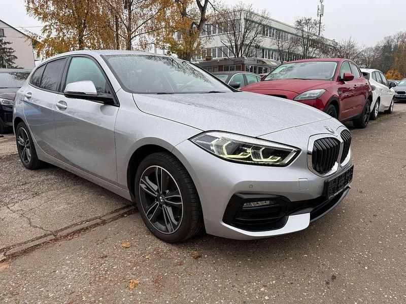 Glaciersilber metallic Gebraucht 2019 BMW 118 Sport Line Kleinwagen | 15.990 € (Fairer Preis) - Bild 1/4