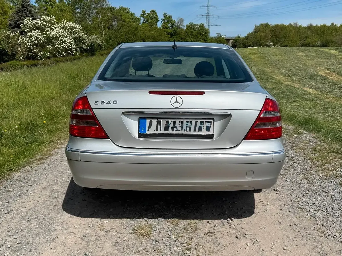 Gebraucht Mercedes E240 177 PS (130 kW) 2002 Silber Limousine