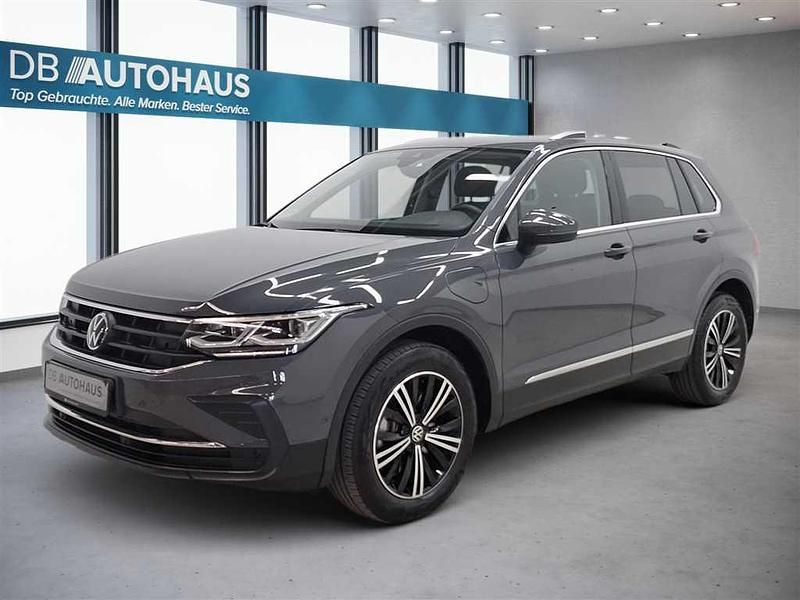Grau Gebraucht 2023 VW Tiguan Life SUV | 28.850 € (Guter Preis) - Bild 1/4