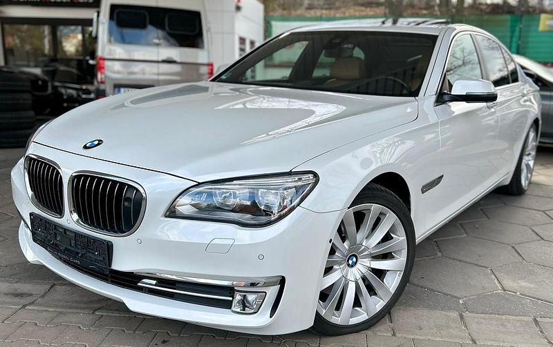 Weiß Gebraucht 2013 BMW 750 Comfort Edition Limousine | 19.200 € (Superpreis) - Bild 1/4