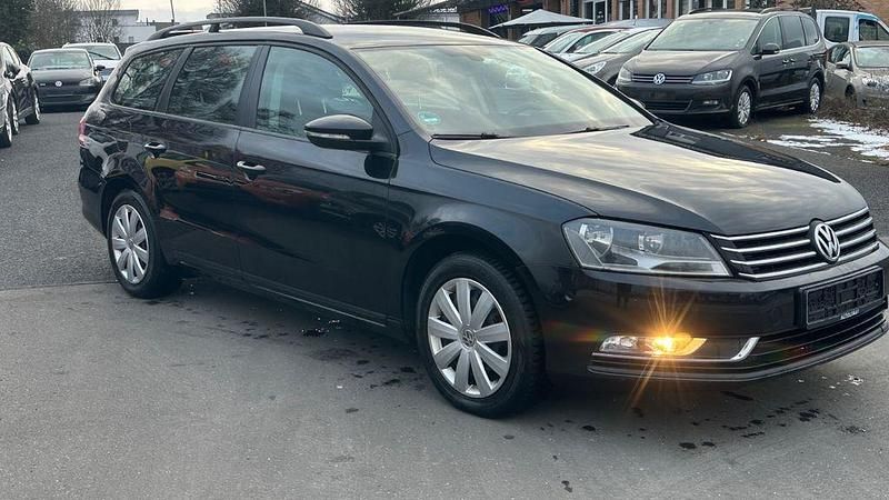 Schwarz Gebraucht 2011 VW Passat Trendline Kombi | 4.998 € (Fairer Preis) - Bild 1/4