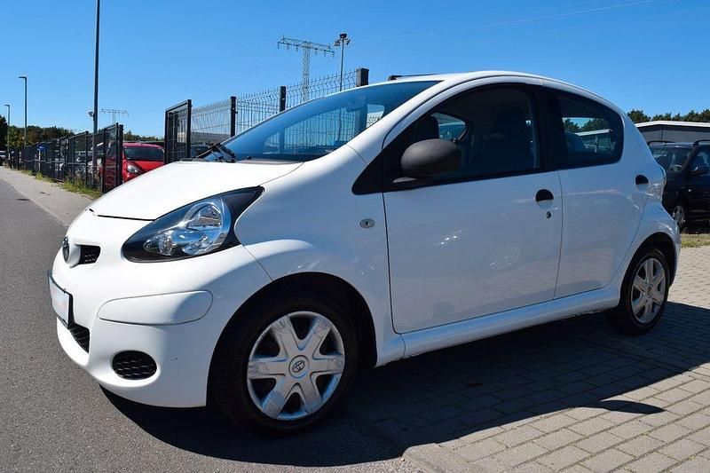 Weiß Gebraucht 2012 Toyota Aygo Kleinwagen | 4.999 € (Fairer Preis) - Bild 1/4