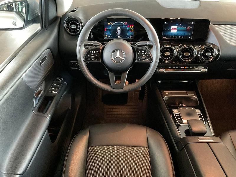 Gebraucht Mercedes B200 Business 163 PS (119 kW) 2019 Silber Kleinwagen