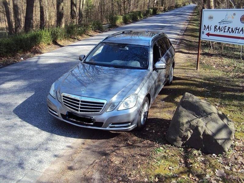 Grau Gebraucht 2011 Mercedes E350 Kombi | 7.590 € (Superpreis) - Bild 1/4