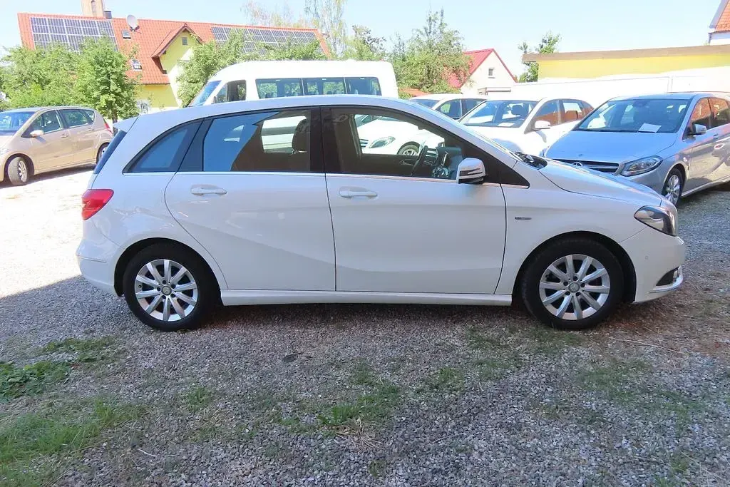 Gebraucht Mercedes B180 122 PS (89 kW) 2012 Weiß Van / Kleinbus