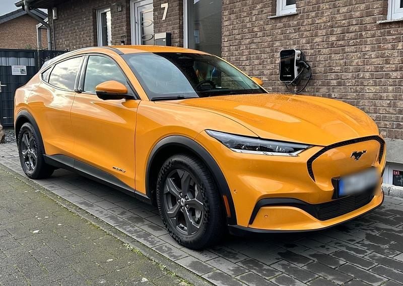 Gebraucht Ford Mustang Mach-E Premium 216 kW (294 PS) 2023 Gelb SUV